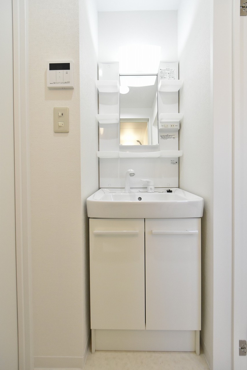 シャルム落合201 南向きの窓から、心地よい光が差し込む201号室。豊かな一人暮らしを。