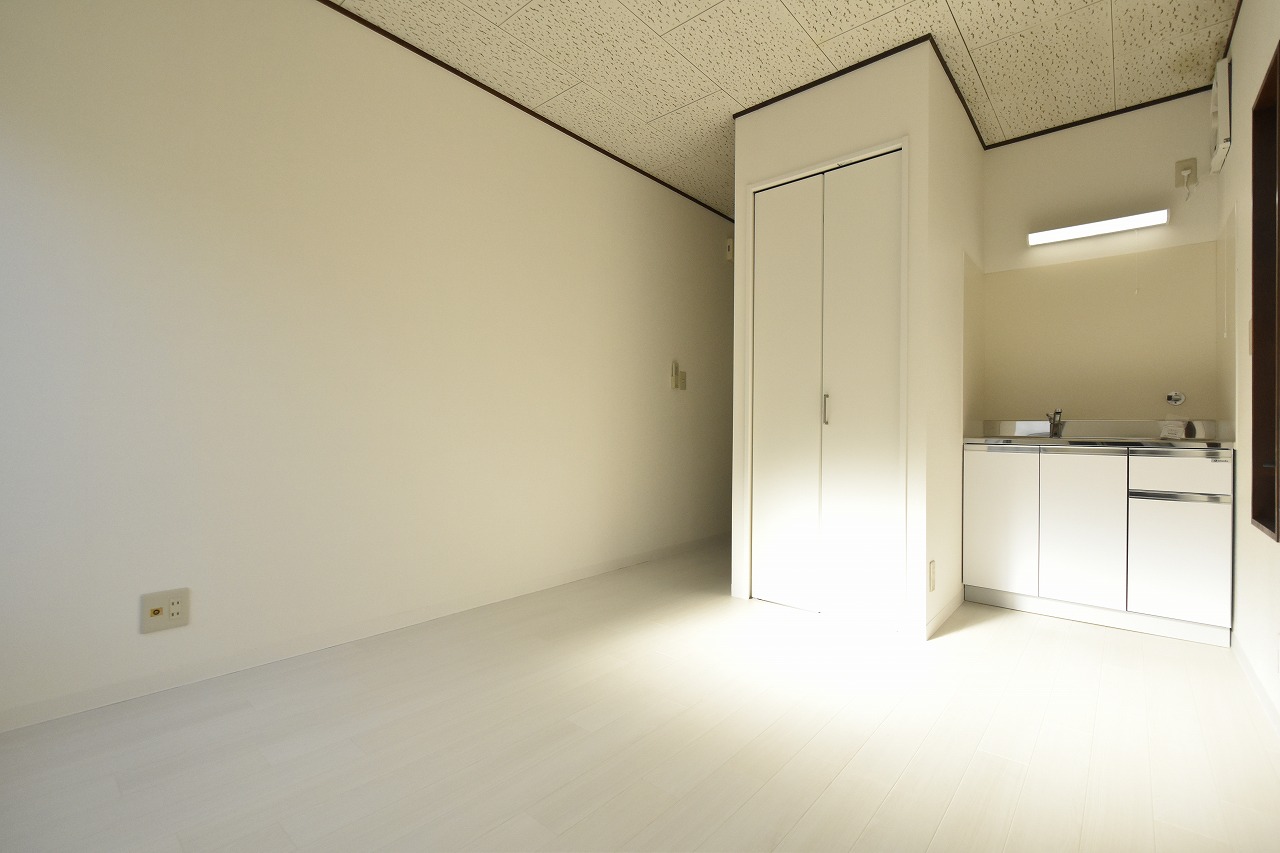 シャルム落合201 南向きの窓から、心地よい光が差し込む201号室。豊かな一人暮らしを。