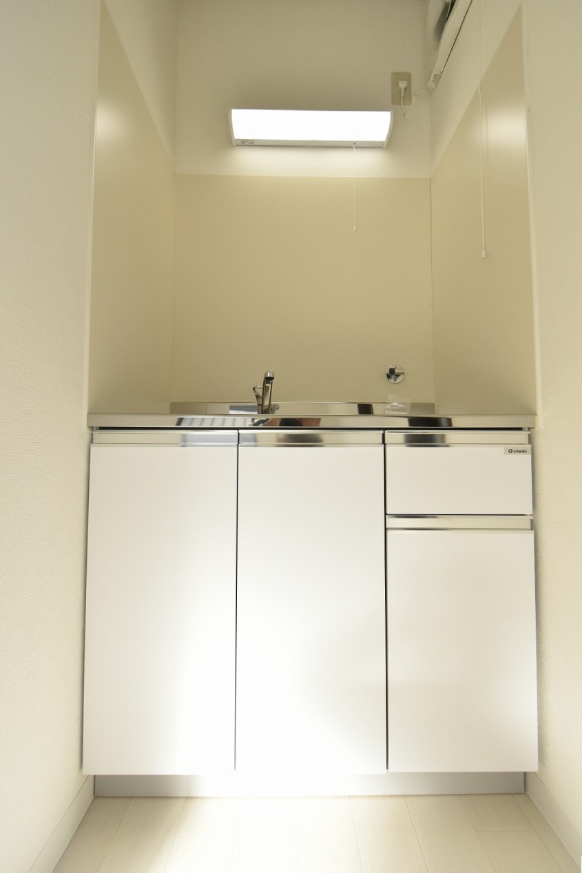 シャルム落合201 南向きの窓から、心地よい光が差し込む201号室。豊かな一人暮らしを。