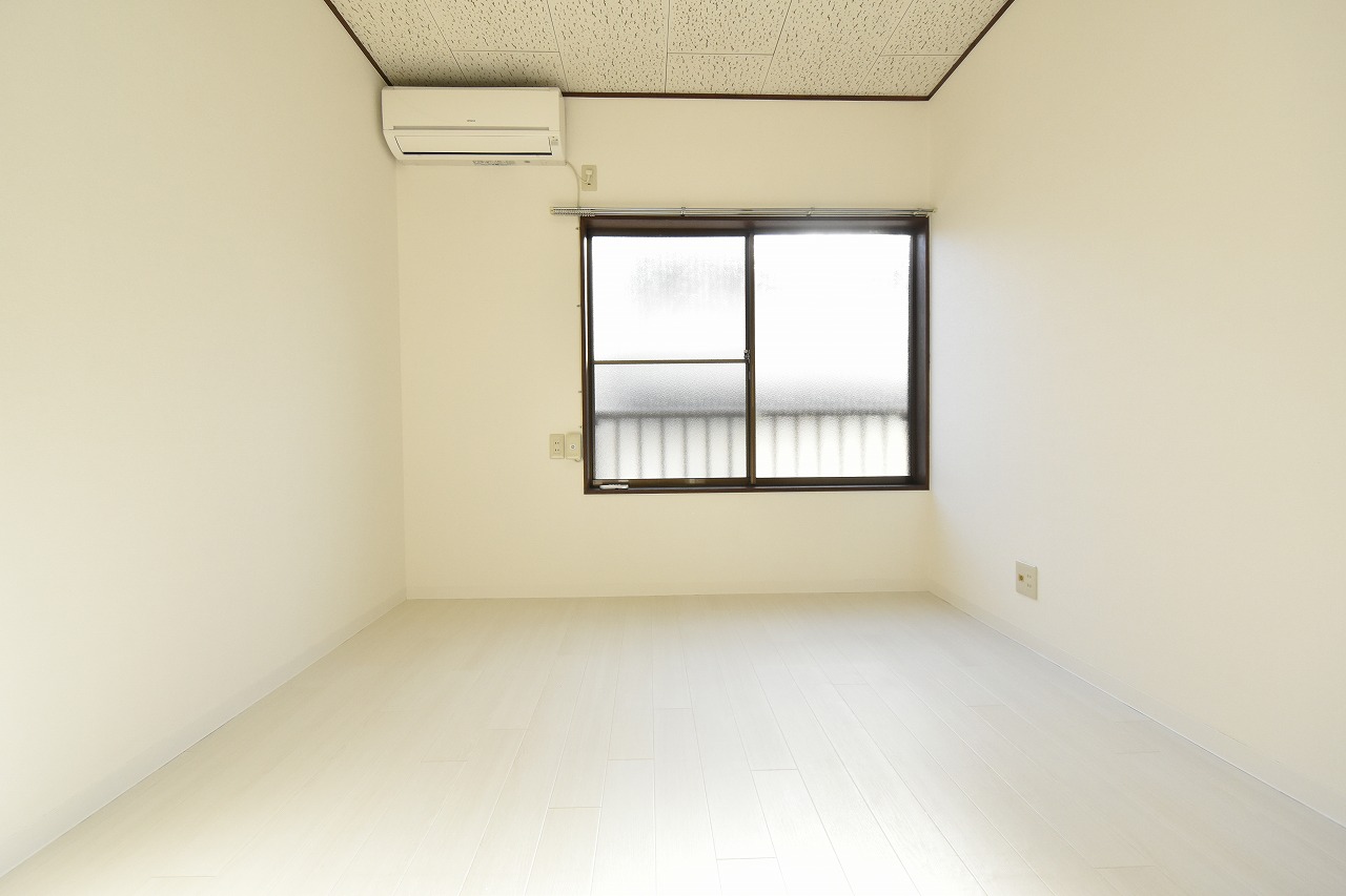 シャルム落合201 南向きの窓から、心地よい光が差し込む201号室。豊かな一人暮らしを。