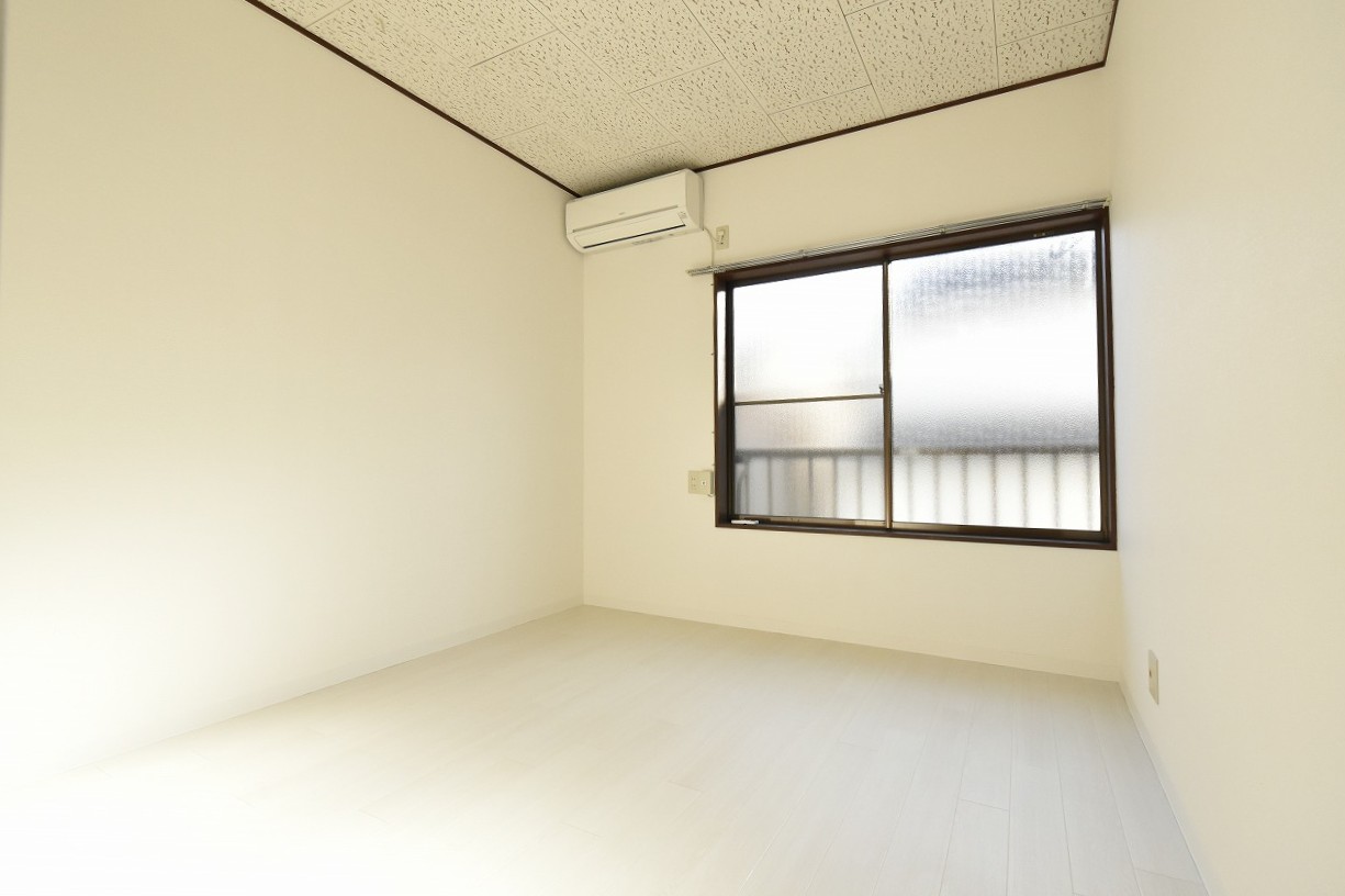 シャルム落合201 南向きの窓から、心地よい光が差し込む201号室。豊かな一人暮らしを。