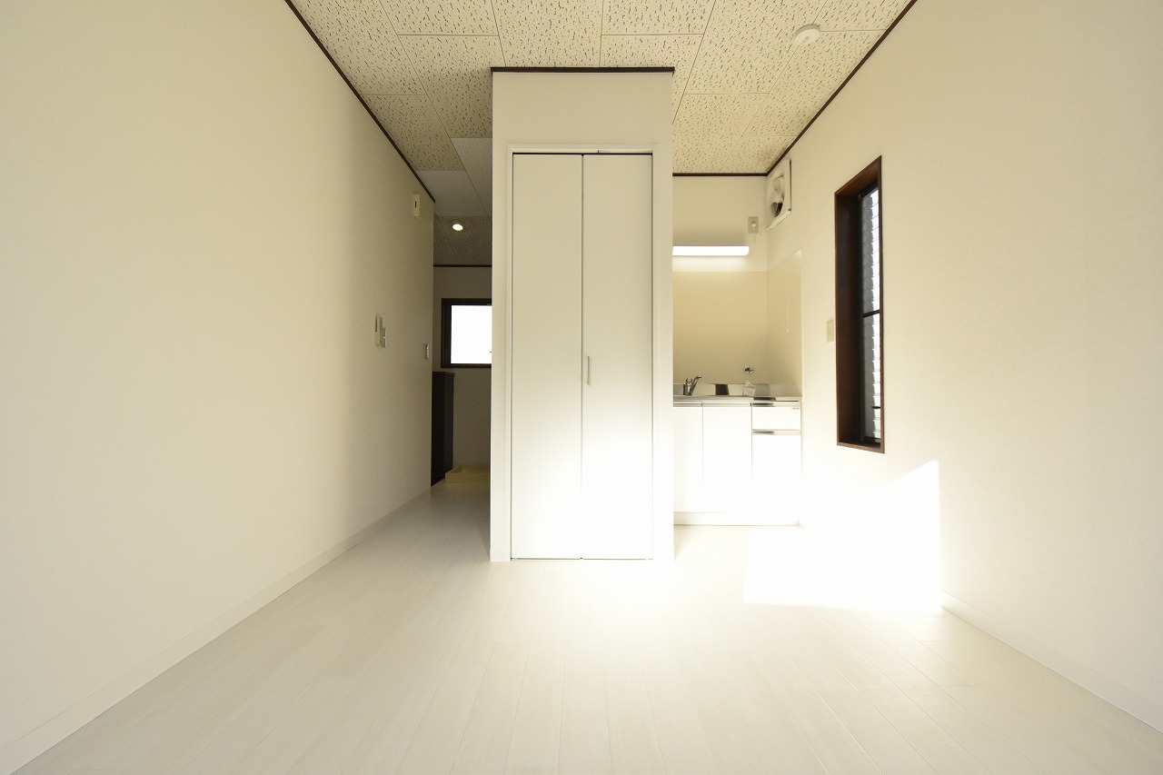 シャルム落合201 南向きの窓から、心地よい光が差し込む201号室。豊かな一人暮らしを。