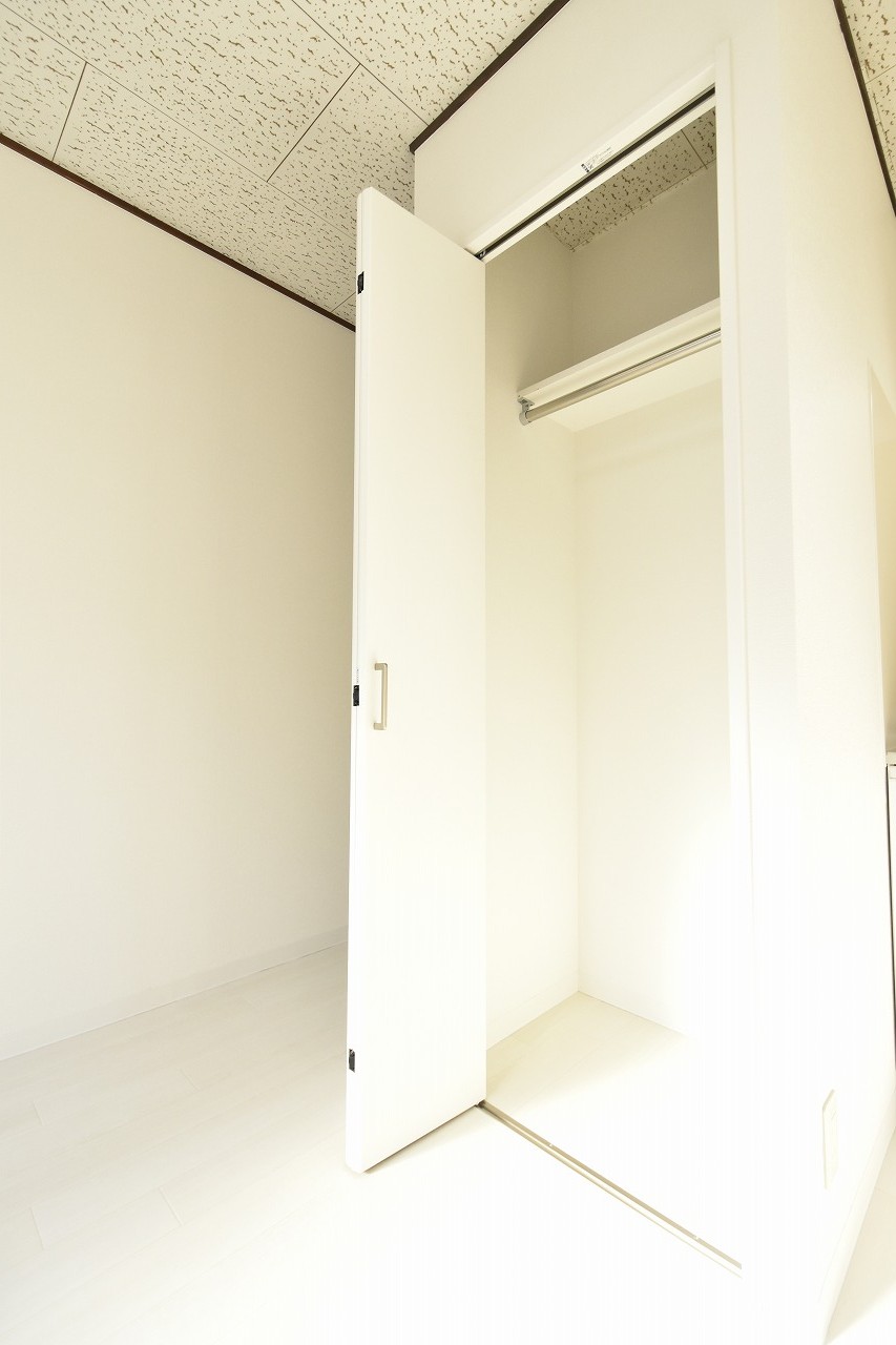 シャルム落合201 南向きの窓から、心地よい光が差し込む201号室。豊かな一人暮らしを。